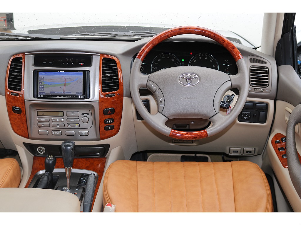 4700㏄ガソリン車となりますので全国登録可能です。