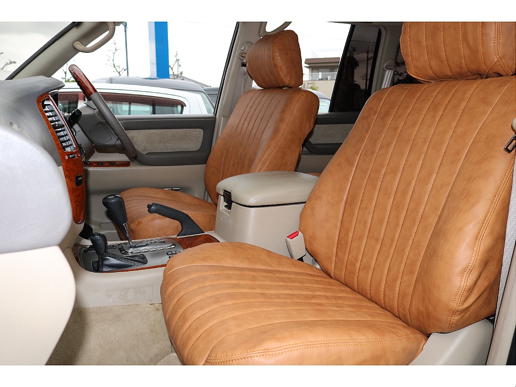 ホールド感のあるシート形状で快適なシートポジションでお乗り頂けます。