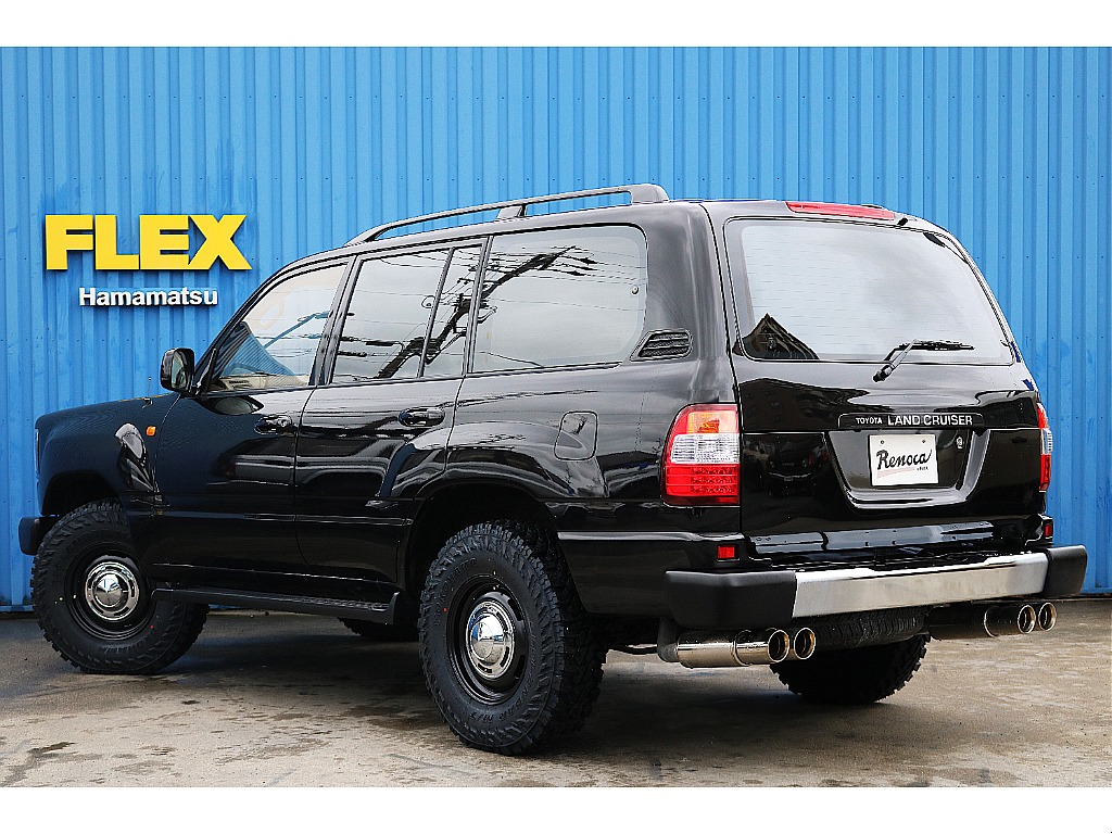 リアゲートは上下観音扉となります。