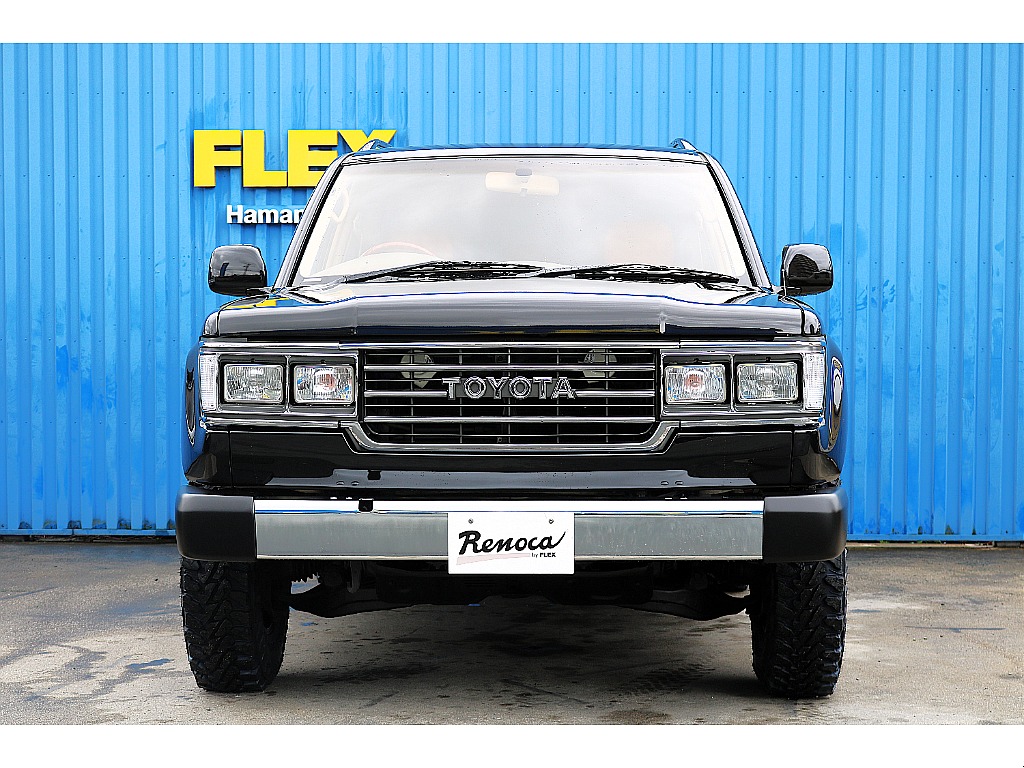 フロントバンパー、角目ヘッドライトのメッキがいいアクセントになっていますね。