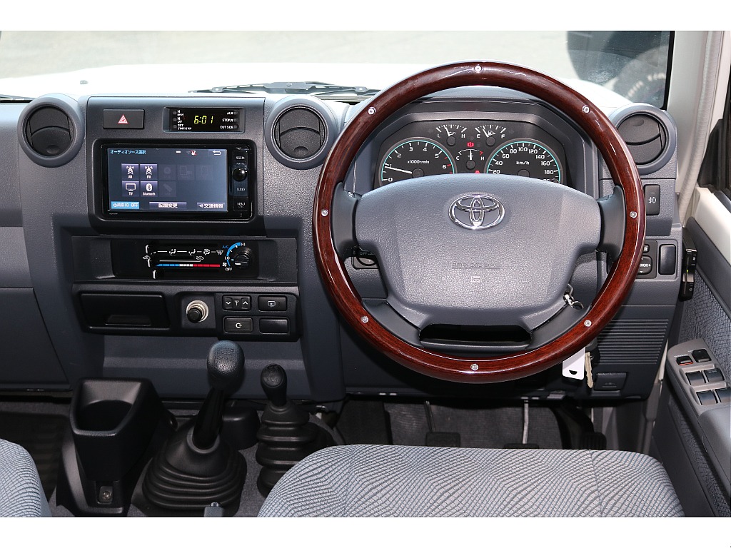 トヨタ ランドクルーザー70(3枚目)