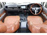 ブラウンシートカバーと同色に貼り替えられた内張りで車内が明る...