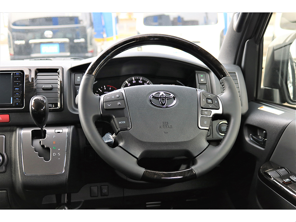 特別仕様車専用本革巻き黒木目マホガニー調ステアリング！！便利なステアリングリモコン完備♪