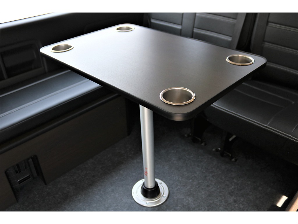 センターテーブル完備♪車中泊はもちろん普段使いも出来る利便性に優れた一台となっております！！