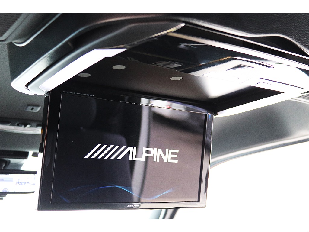 後席にはＡＬＰＩＮＥ１２．８型プラズマクラスター付フリッダウンモニター！ セカンドシートの方も映像をお楽しみいただけます。