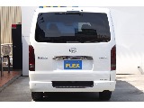 リアバンパーは荷物の積み降ろしに便利なステップ付き！