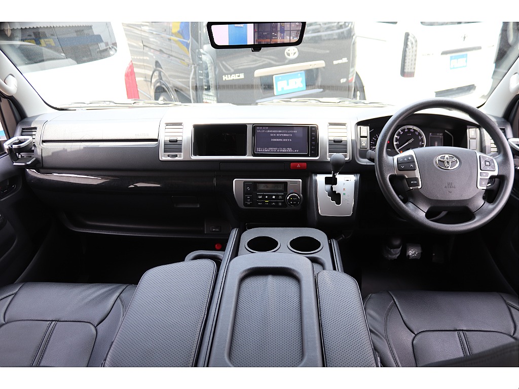 使い勝手の良いドリンクホルダーも装備済みの操作性GOODな運転席周り♪