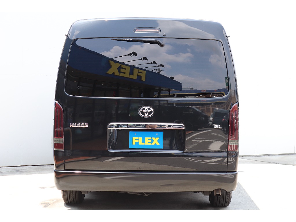 FLEXオリジナルパーツ装備のカスタムハイエース！
