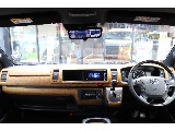 黄木目インテリアパネル装備で明るい車内空間を演出！