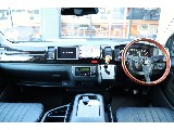 車内にはマホガニー調インテリアパネル装備！