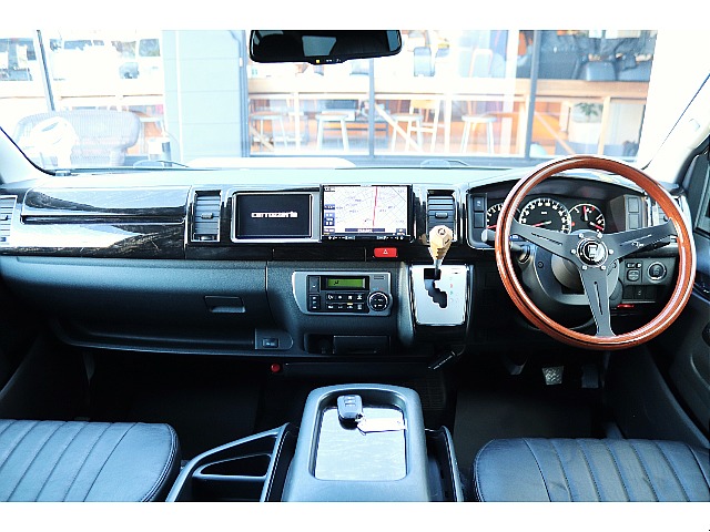 車内にはマホガニー調インテリアパネル装備！