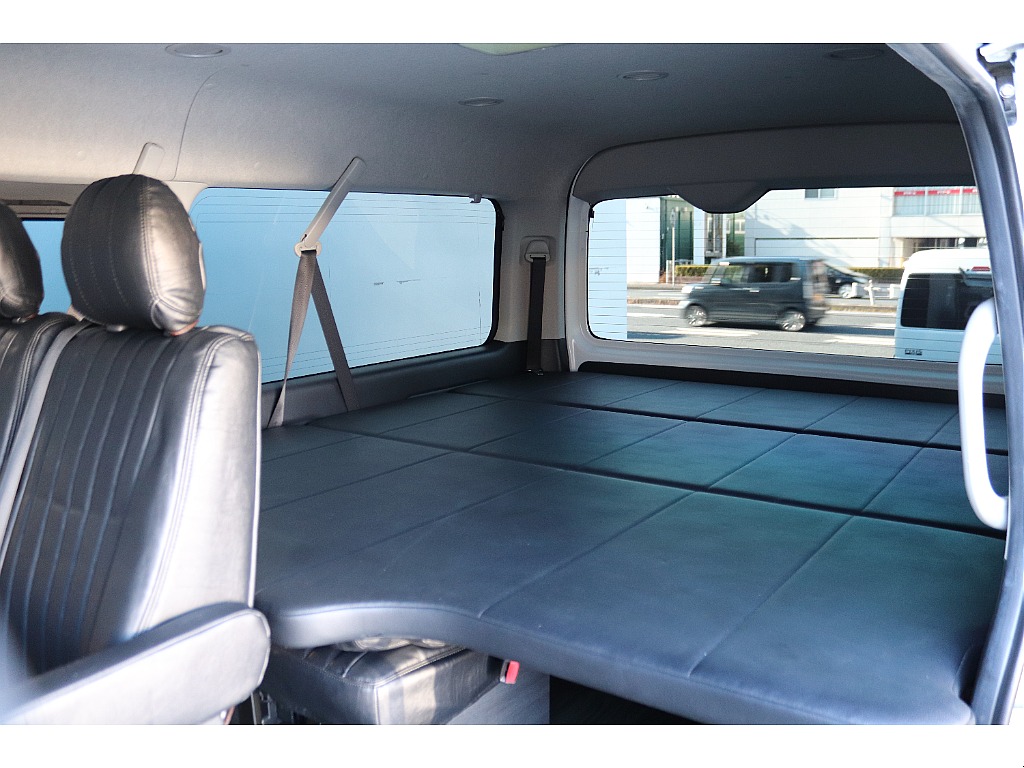 2列目以降ベッドキット装備♪　車中泊もOKです！