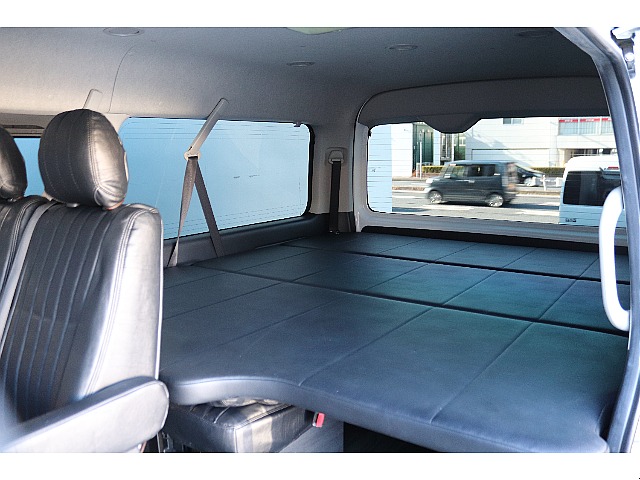 2列目以降ベッドキット装備♪　車中泊もOKです！