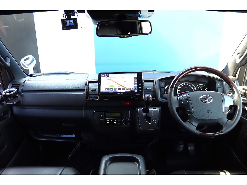 50TH記念車は茶木目インテリアパネルで統一されております♪