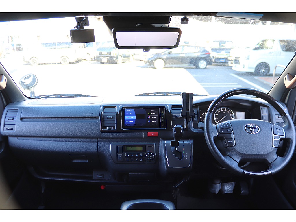 特別仕様車ダークプライムⅡ　マホガニー調インテリアを採用！