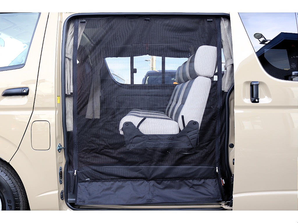 防虫ネットも両側スライドドア部とリアゲート部に装備♪