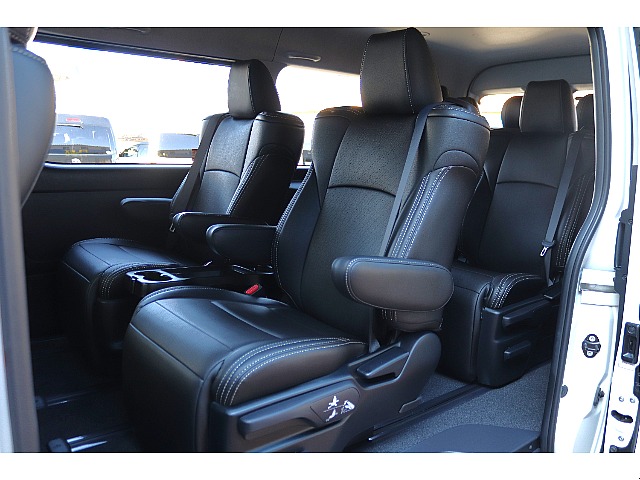 キャプテンシート＆スライドレール搭載のファインテックツアラー！！