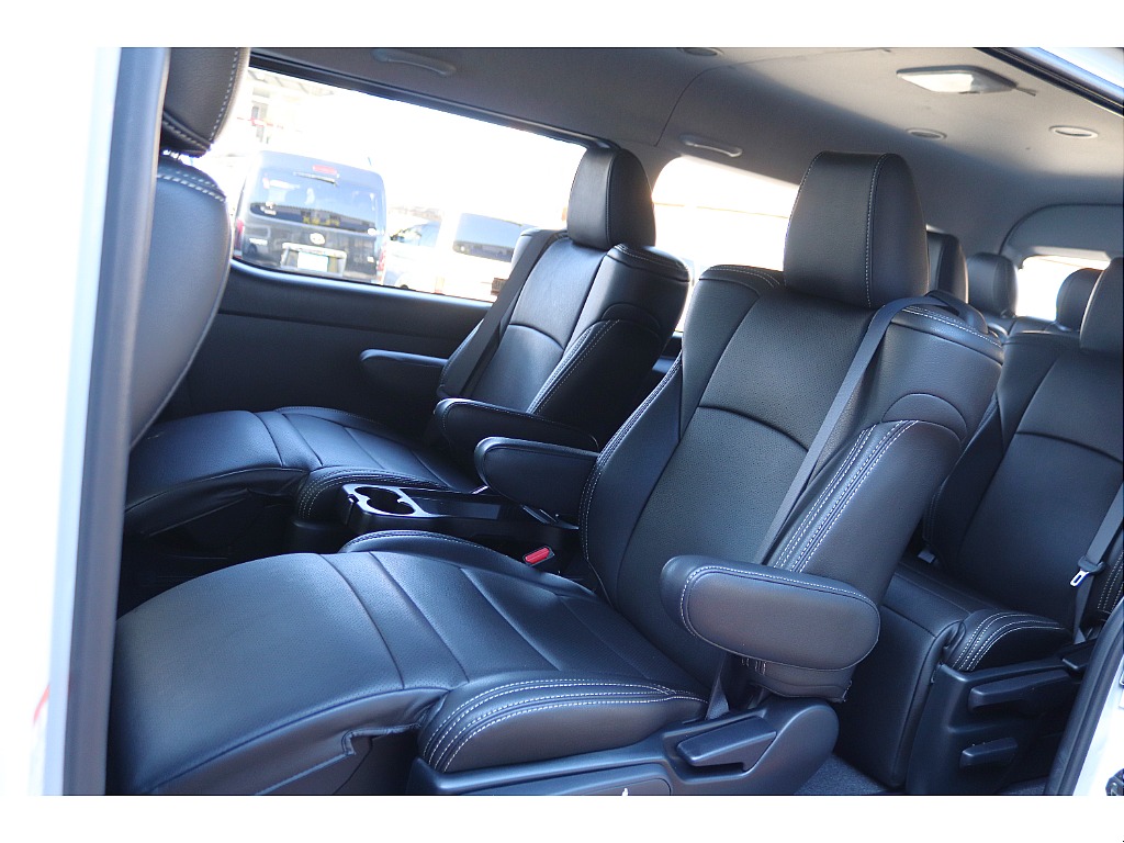 後席4客はオットマン装備！！