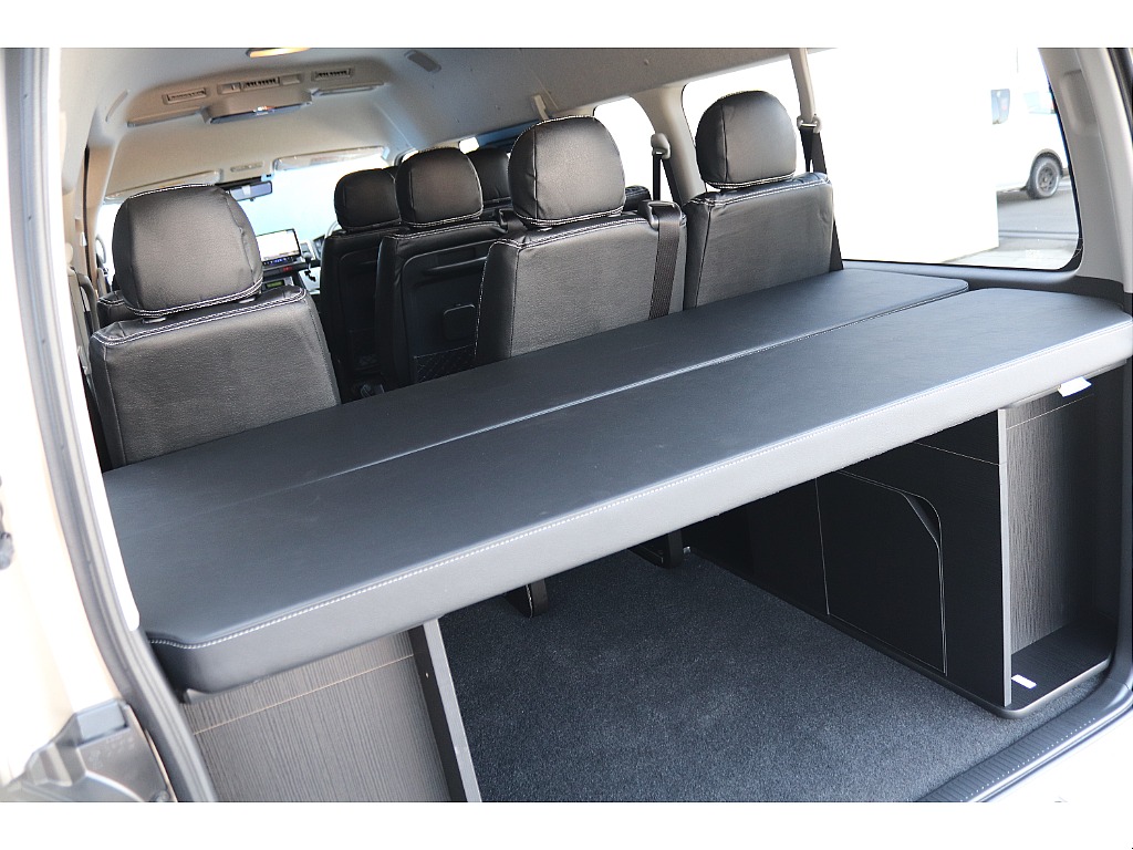 荷室にはベッドキット完備！！