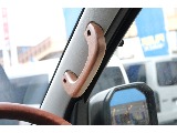ウッドアシストグリップ付きで温かみのある車内♪