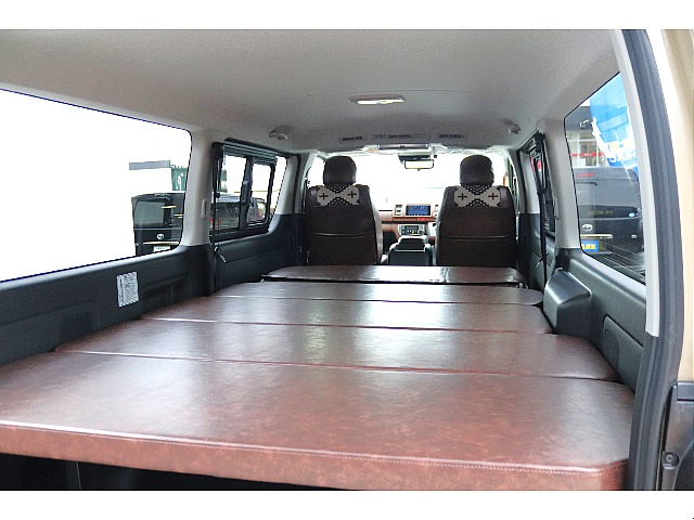 フルフラット可能なベットキット付きで車内泊もOK！！