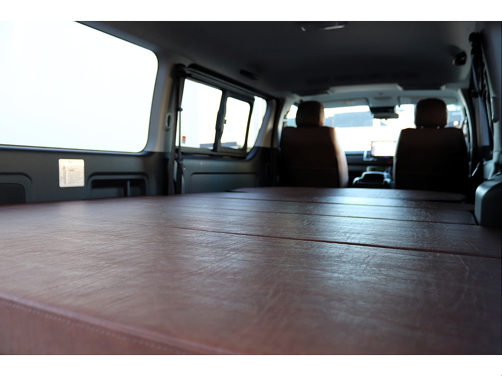 セカンドシートを倒せば広々としたベットスペースに♪