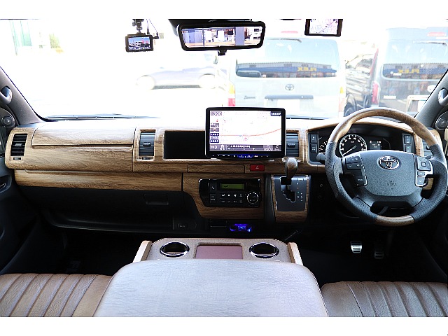 インテリアパネルやコンビハンドルで統一されたお洒落な内装となっております！！