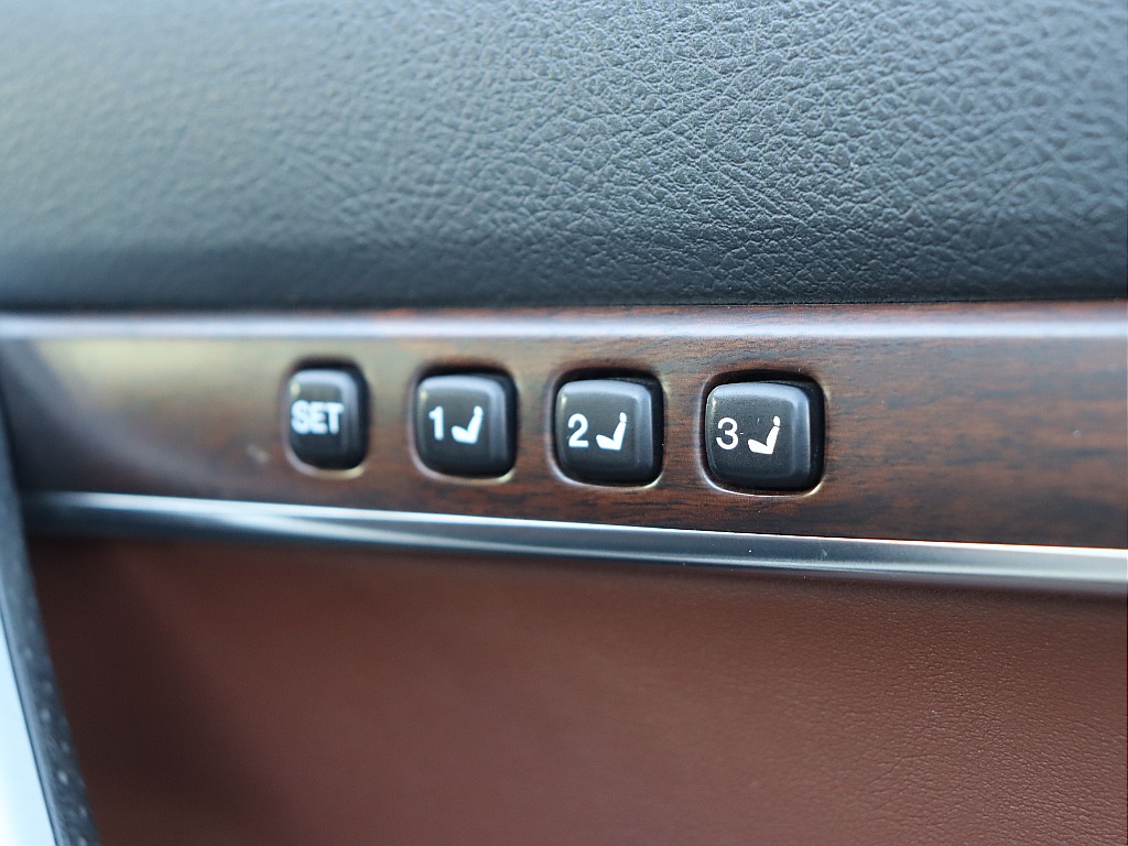 ZXはシートメモリー標準装備！！