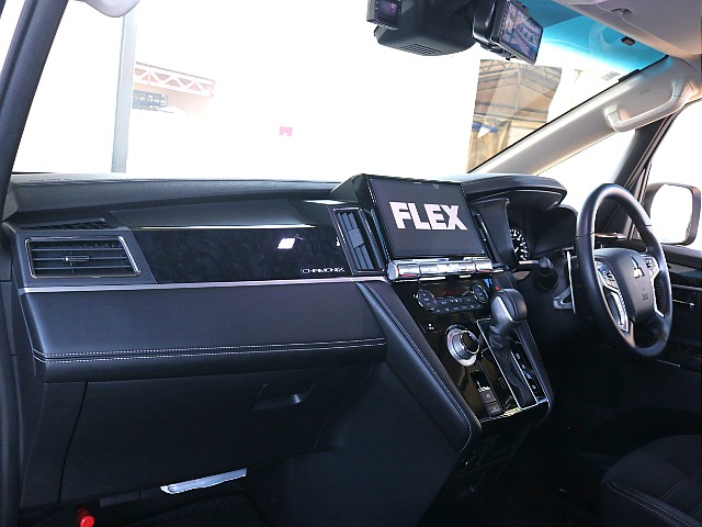 最上級グレード専用エンブレム・木目調アクセントパネル