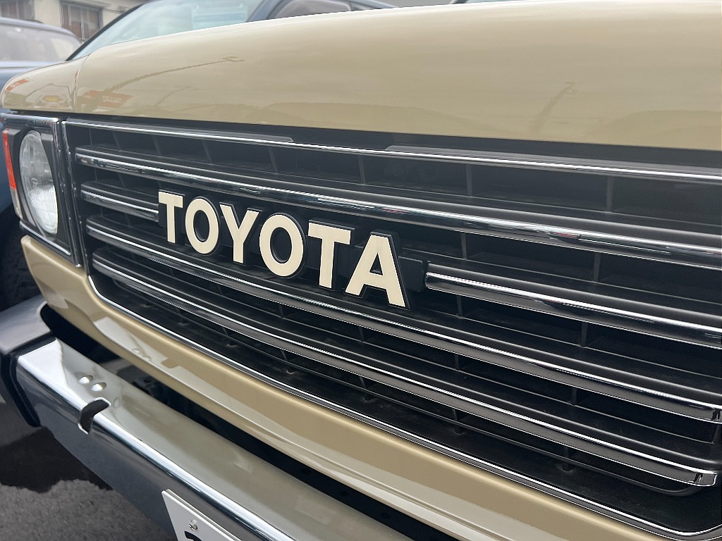 一番の売りでもある大人気TOYOTAグリル！今のトヨタマークも良いですがTOYOTA文字の方がしっくりきますし、何と言ってもカッコイイですよね！