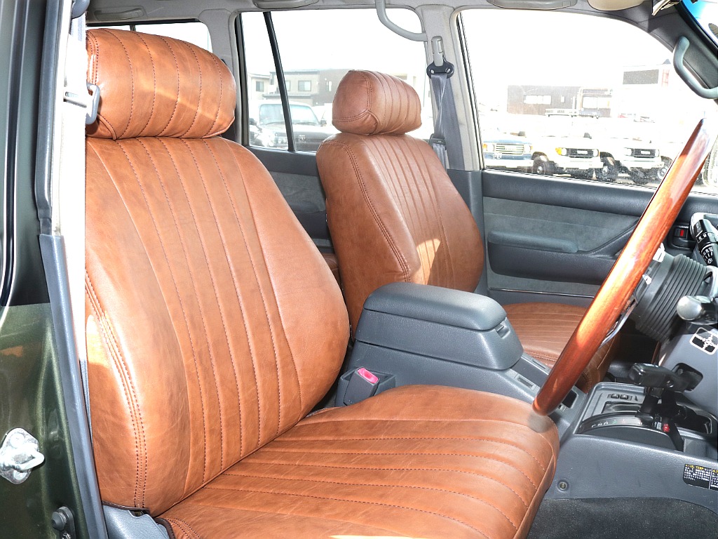 全席FLEXオリジナルクラシックシートカバー【ブラウン】装着で内装も高級感ある一台に仕上がってます！