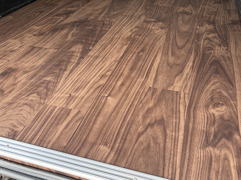 温かみあるカラーの床張りになっております☆