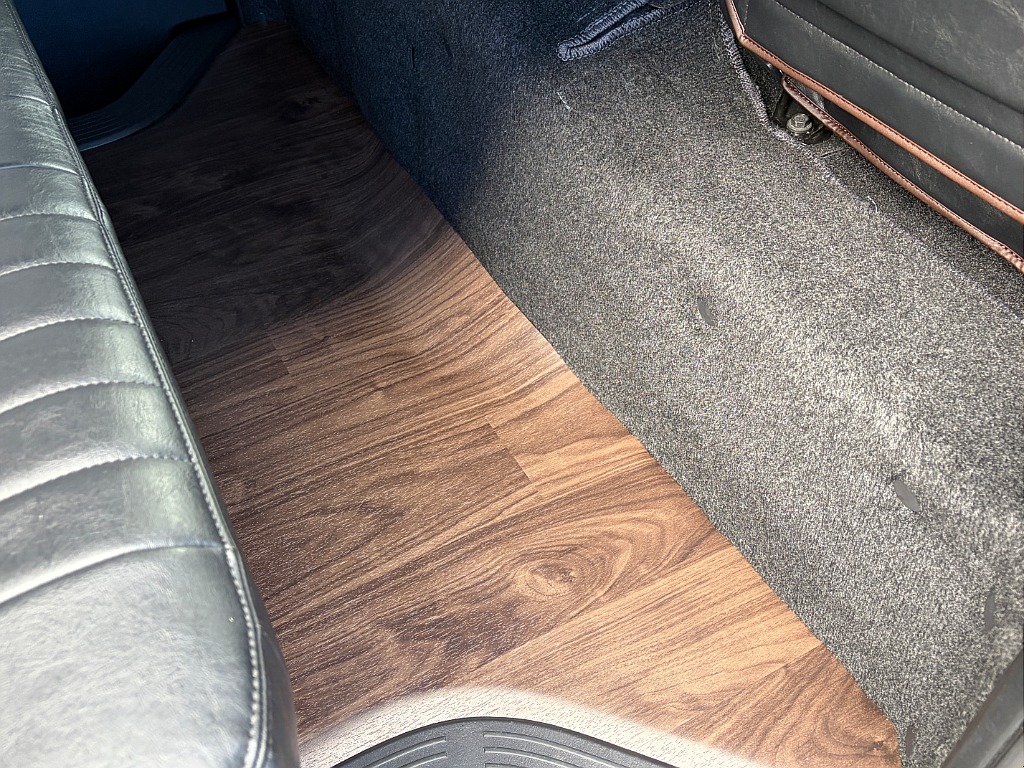 2列目足元まで床張りされております☆