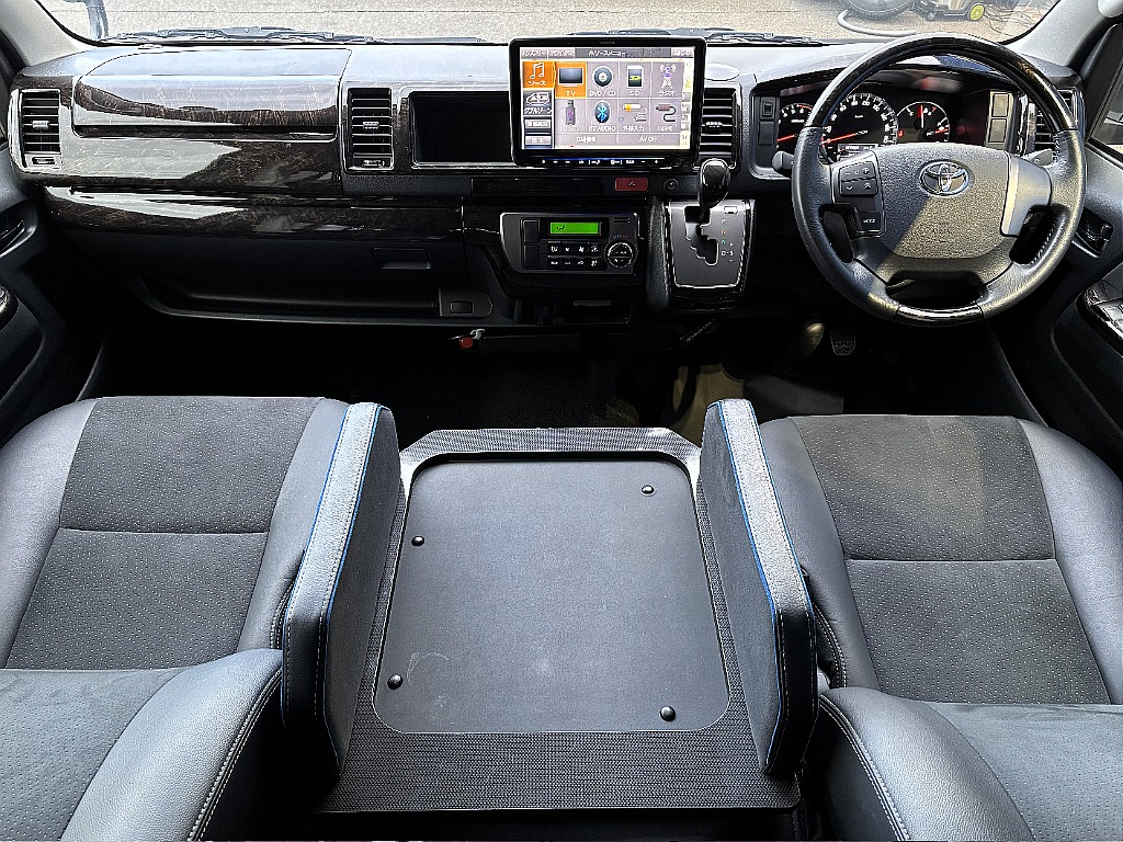 トヨタ ハイエースバン(2枚目)