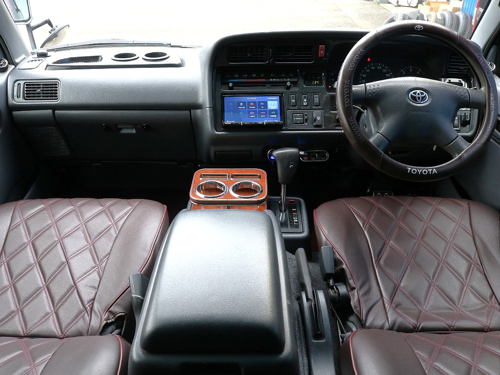 トヨタ ハイエースバン(2枚目)