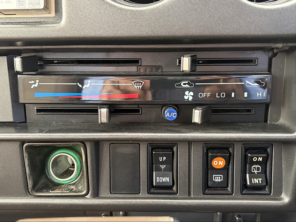 エアコンパネル付近☆