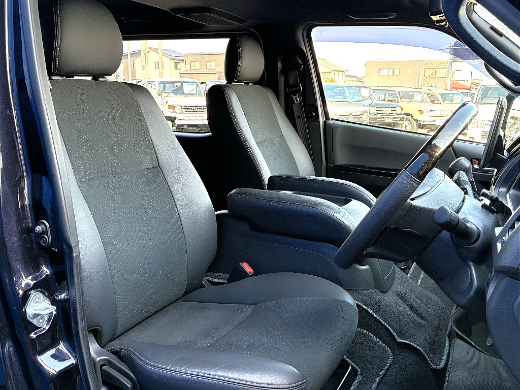 トヨタ ハイエースバン(6枚目)