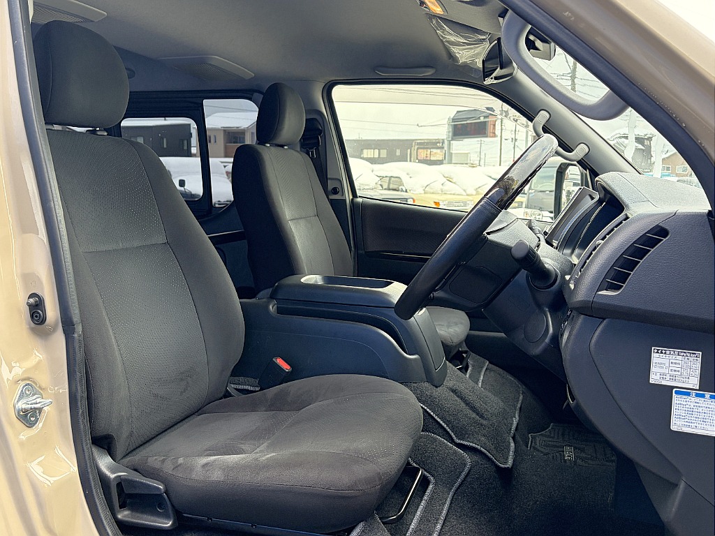 トヨタ ハイエースバン(6枚目)