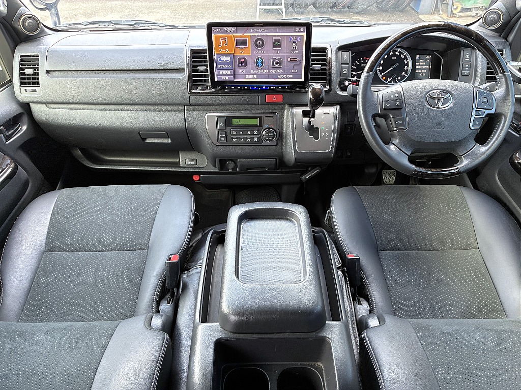 トヨタ ハイエースバン(2枚目)