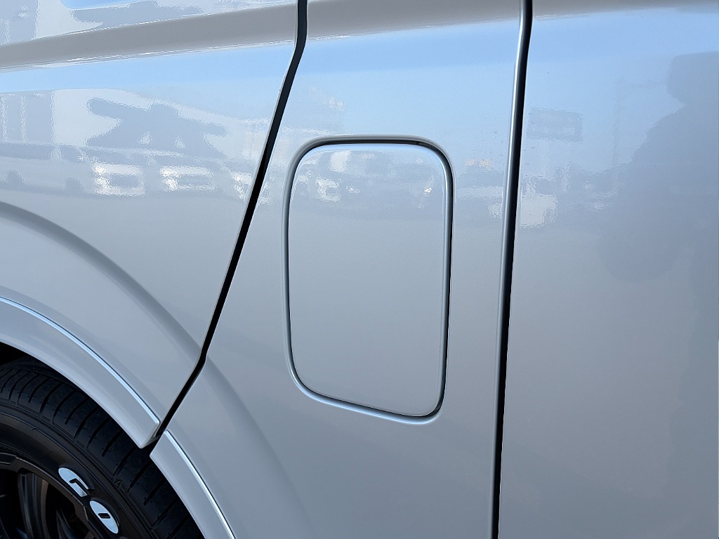 助手席側ドア付近に給油口がございます☆