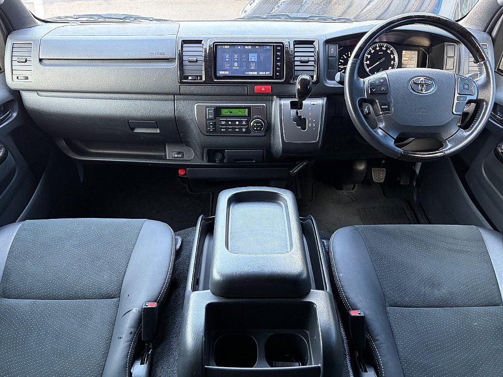 トヨタ ハイエースバン(2枚目)