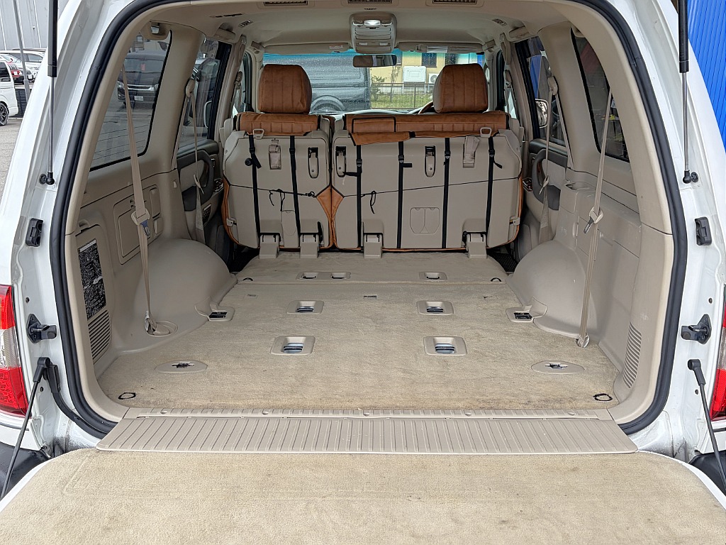 セカンドシート跳ね上げで荷室を広げられます☆