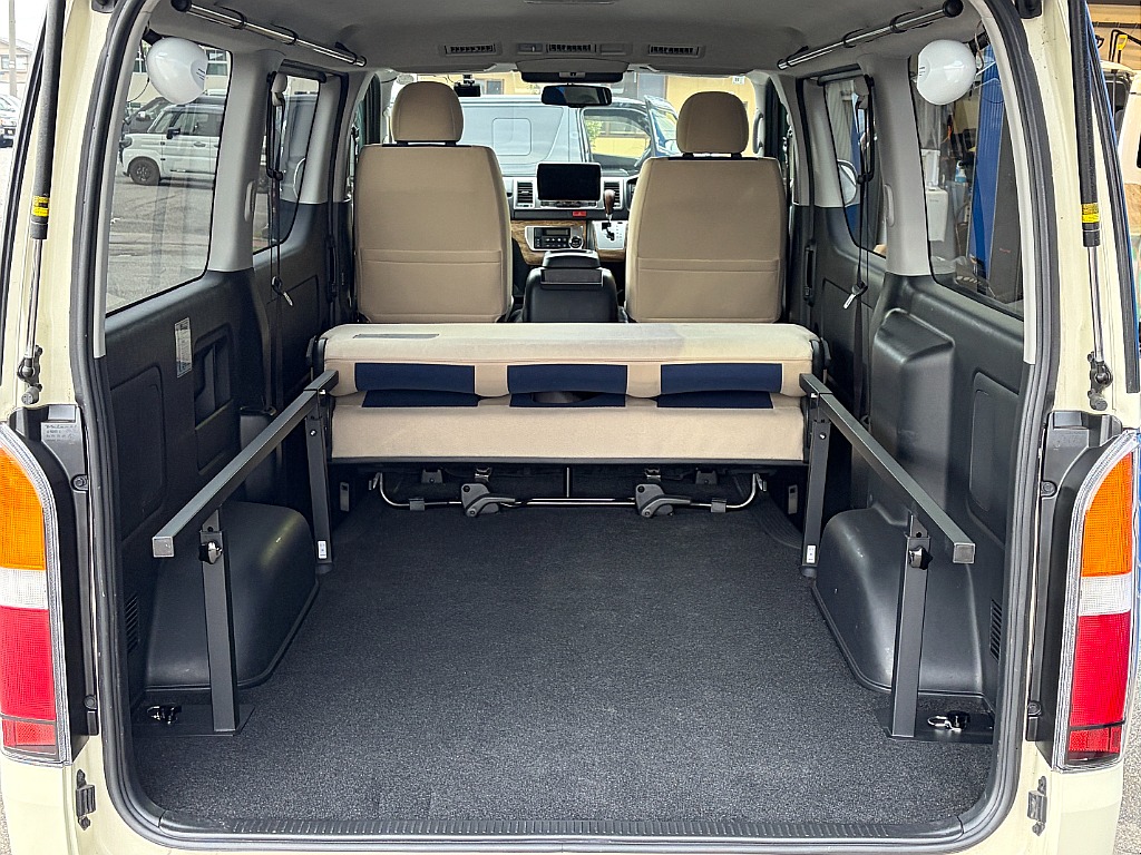 ベッドを外すと広い荷室空間に☆