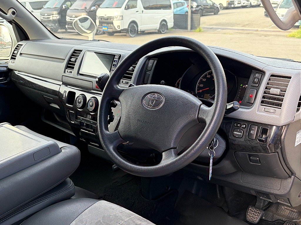 トヨタ ハイエースバン(5枚目)