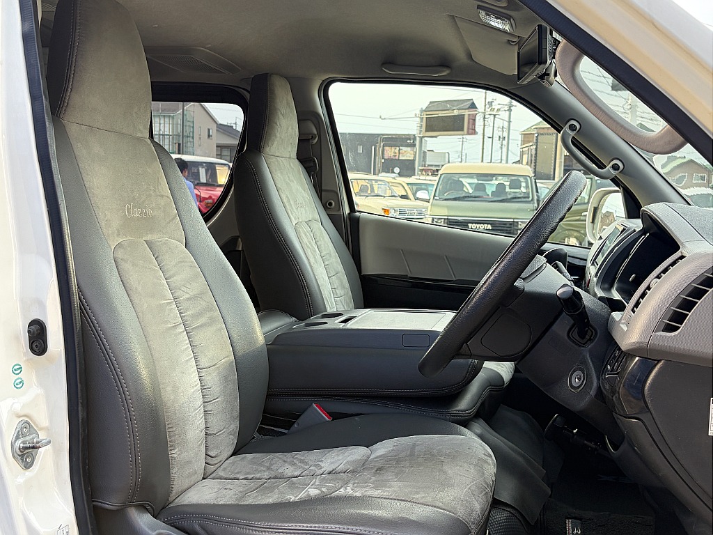 トヨタ ハイエースバン(6枚目)