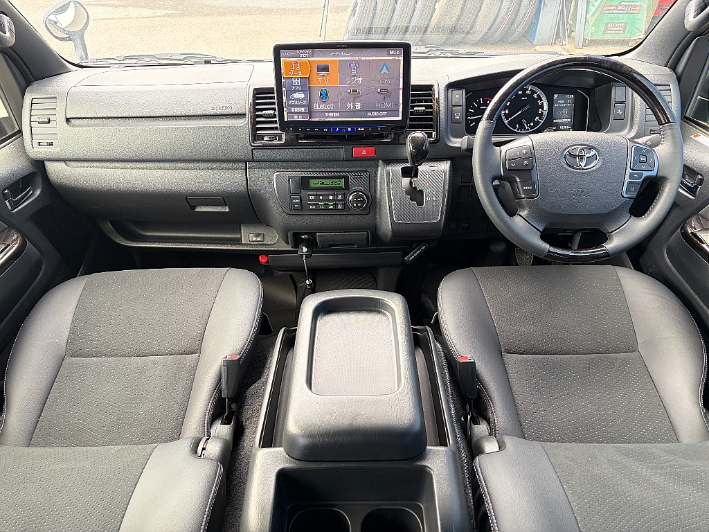 トヨタ ハイエースバン(2枚目)