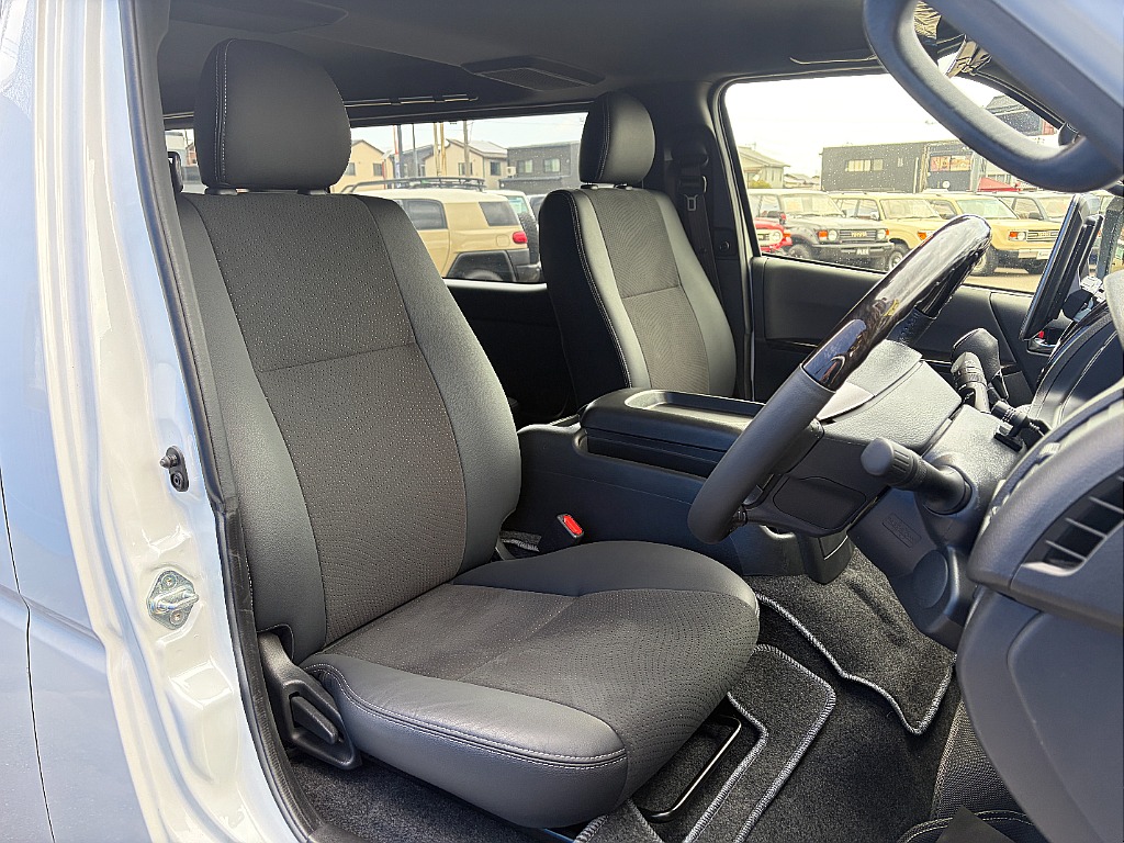 トヨタ ハイエースバン(6枚目)