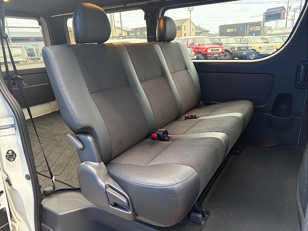 トヨタ ハイエースバン(7枚目)