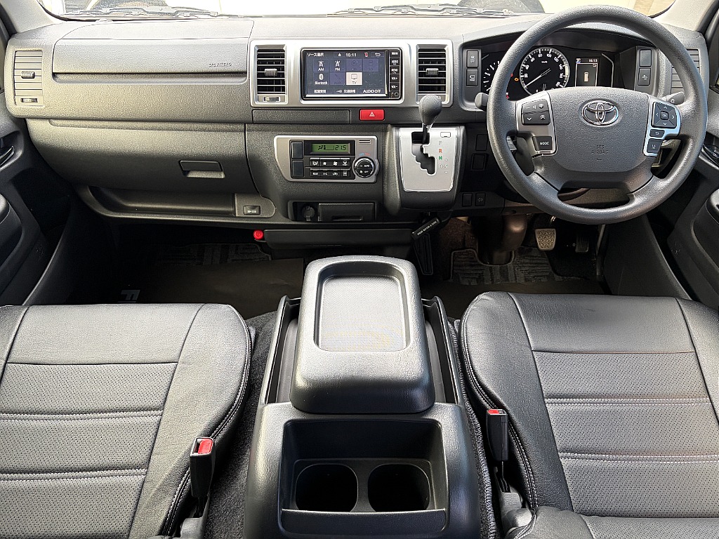 トヨタ ハイエースバン(2枚目)