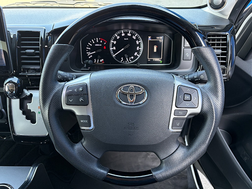 ピアノブラック風のインテリアパネルやステアリングに変更されてます☆